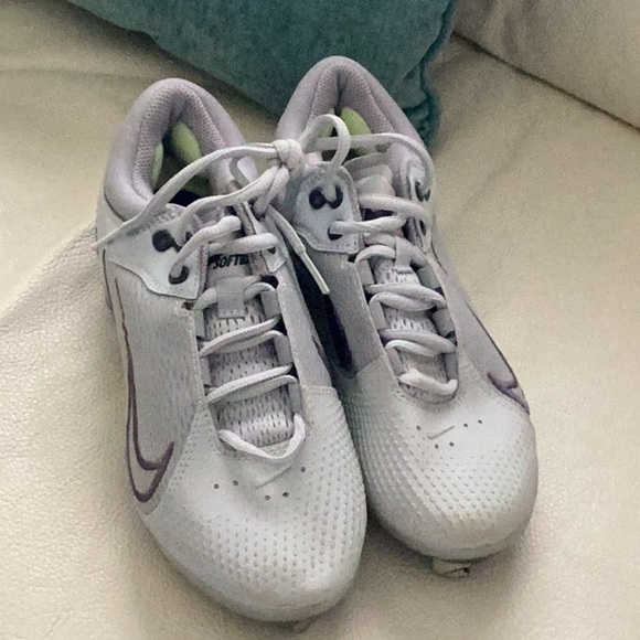 Nike React Woman’s Hyperdiamond 4 Softball Cleats - Picture 2 of 7